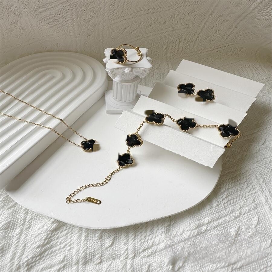 Estilo caliente Este trébol de cuatro hojas 13MM Pulsera de cinco flores 18K Pulsera de trébol de cuatro hojas Collar Pendientes Juego de anillo sin decoloración