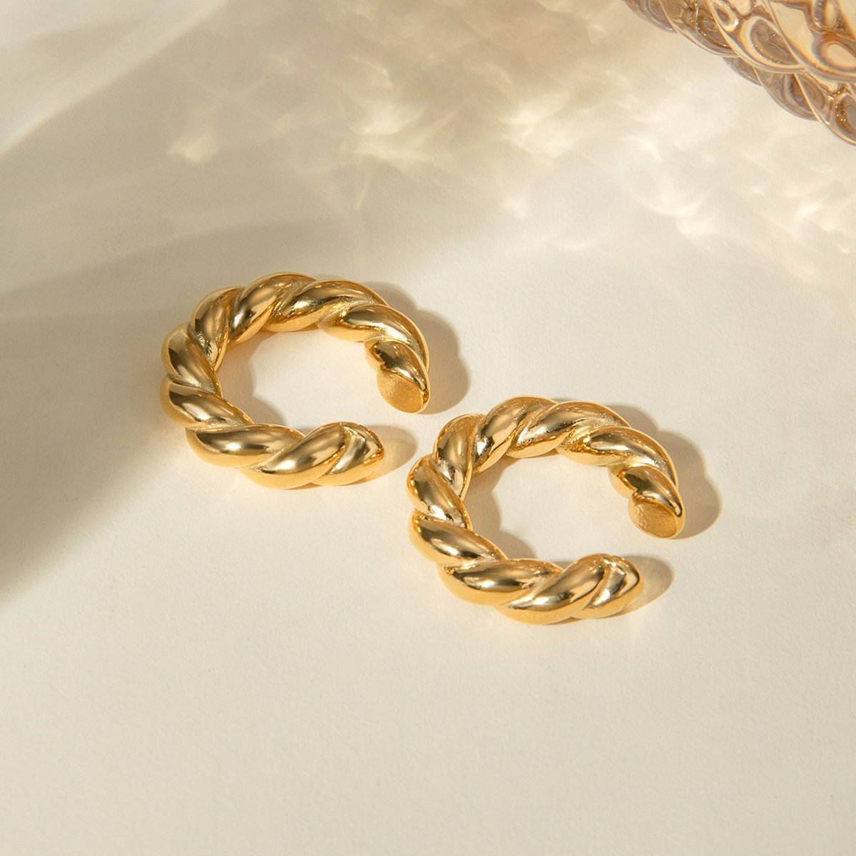 Europa y los Estados Unidos transfronterizos en el viento simple versátil de acero inoxidable de oro de 18 quilates en forma de cuerda de cáñamo redonda auriculares joyas para orejas mujeres