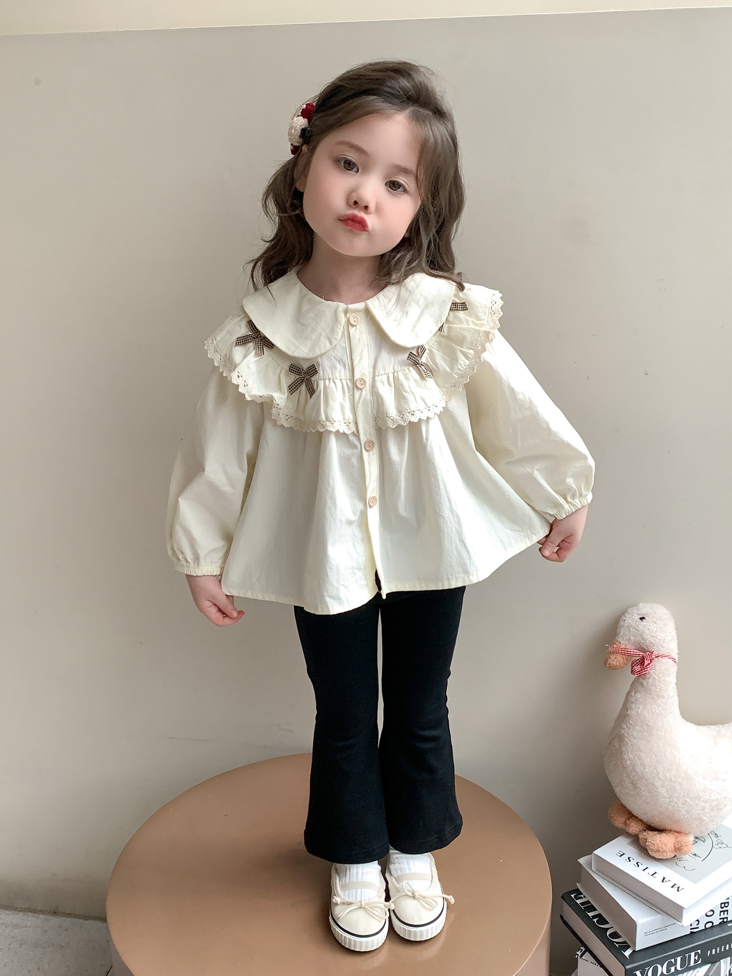 Camisas de otoño de niñas 2025 nueva moda de arco de arco de muñeca infantil camisa de cuello de primavera y otoño chaqueta de bebé femenina