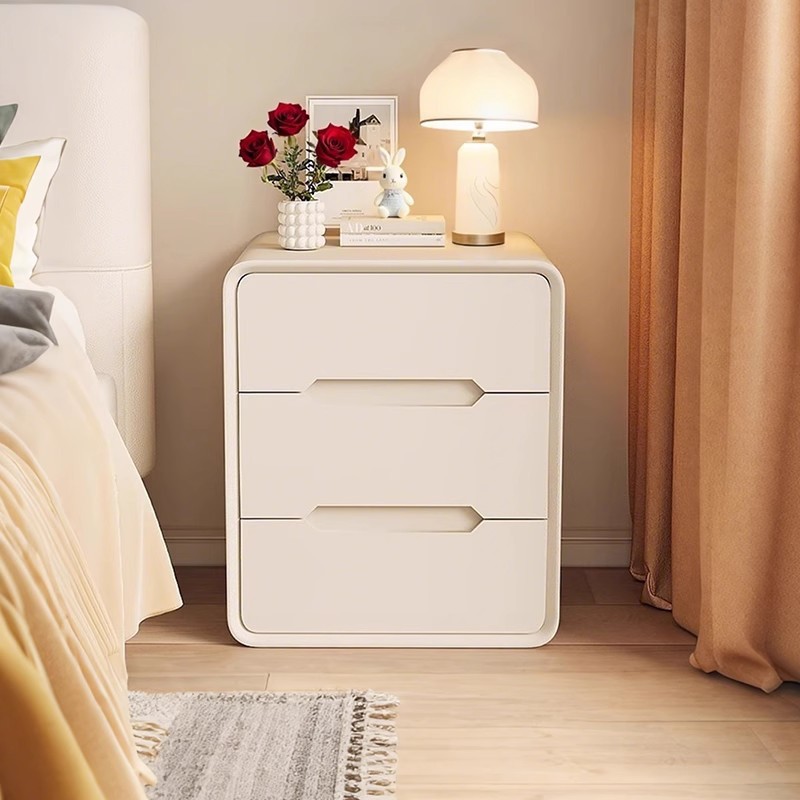 Mesita de noche de estilo crema de madera maciza 2025 estilo caliente dormitorio doméstico lado de la cama lujo ligero de alta calidad tres capas 55CM gabinete de almacenamiento