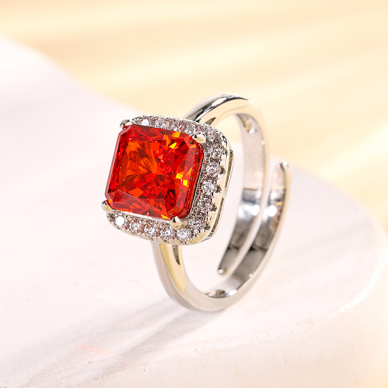 Anillo rojo chino cortado con flores de hielo