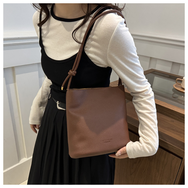 Solid-color simple single-shoulder casual. This year, the retro large-capacity 2024 new autumn crossbody bucket bag for women is in vogue undefined