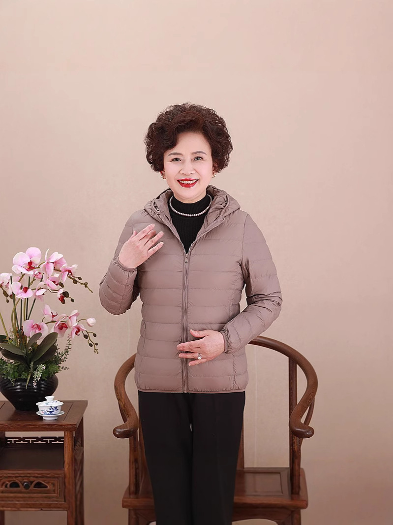 Chaqueta de pluma transfronteriza ligera y delgada nueva dama de mediana edad madres con chaqueta corta con capuzas más grasa MM gruesa