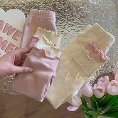 韓国の子供服の新型秋の衝突色の二重の木の耳元の子供のレギンスの女の子の流行の外は9分のズボンを着ます。