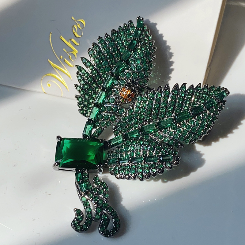 Kolumbianische Smaragdblatt-Schmetterlingsbrosche_voghion.com