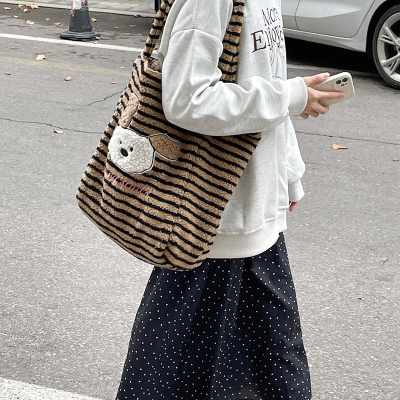 ins秋冬毛绒条纹单肩包休闲大容量双面用托特包学生上课通勤包包