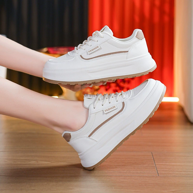 Маленькие белые туфли весной 2025 новые корейские женские туфли Студенческая спортивная обувь на толстой подошве повседневная уличная обувь на шнуровке