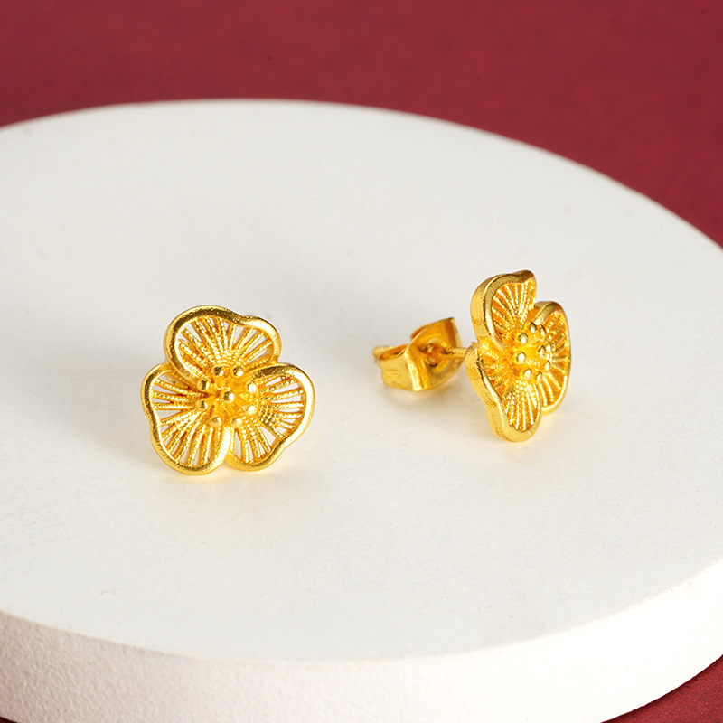 Sand Gold Sansheng flores huecos pernos de orejas de cobre chapado en oro delicados orejas de flores joyas de lujo ligero accesorios de Yiwu no se desvanecen