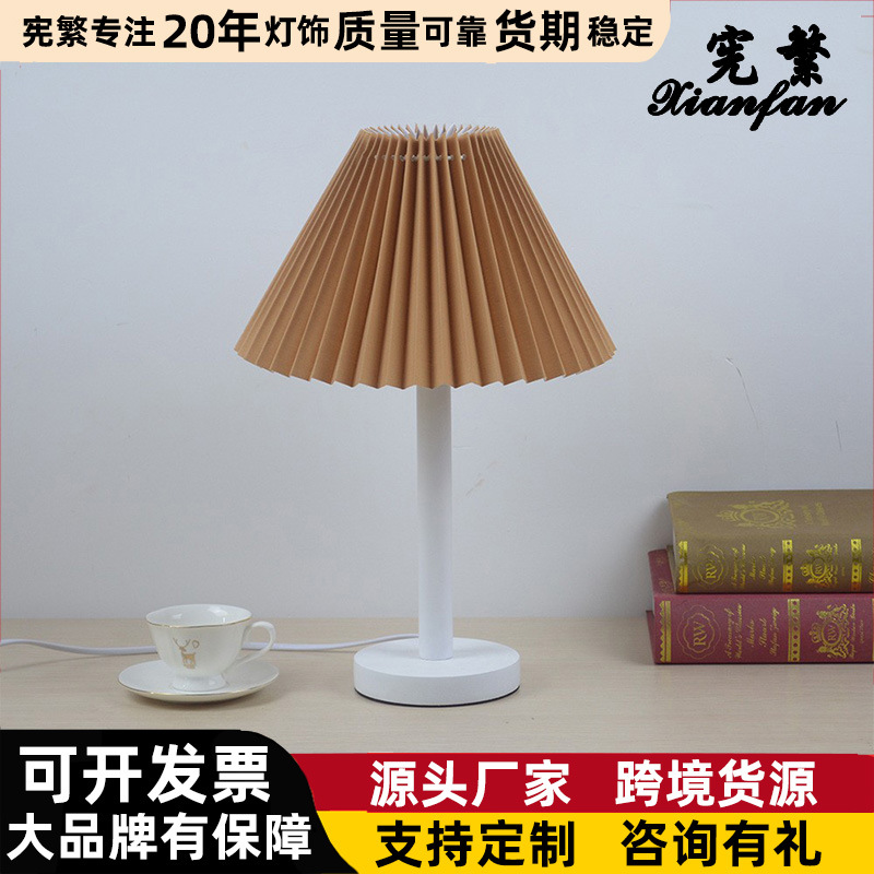 Lámpara de mesa plisada de noche de dormitorio de madera maciza nórdica Corea del Sur internet celebrity ins B & B cafe dormitorio lámpara de decoración nocturna