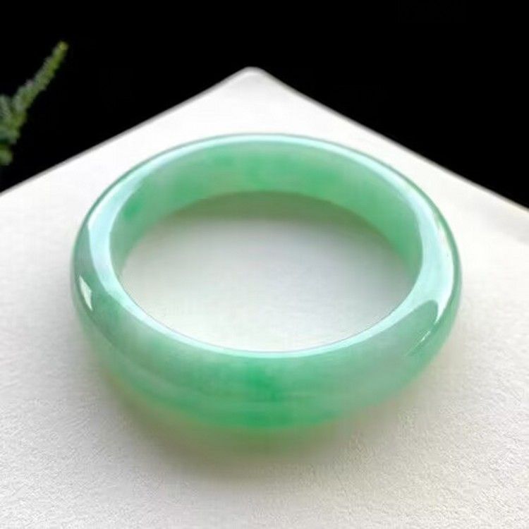 Vòng tay ngọc bích Miến Điện cao cấp băng hạt sáp màu xanh nhạt có giấy chứng nhận chi tiết 4