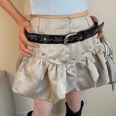 リベットは花のベルトをはめ込んでいます。女性はスカートに合わせて韓国版ジーパンのベルトに似合います。