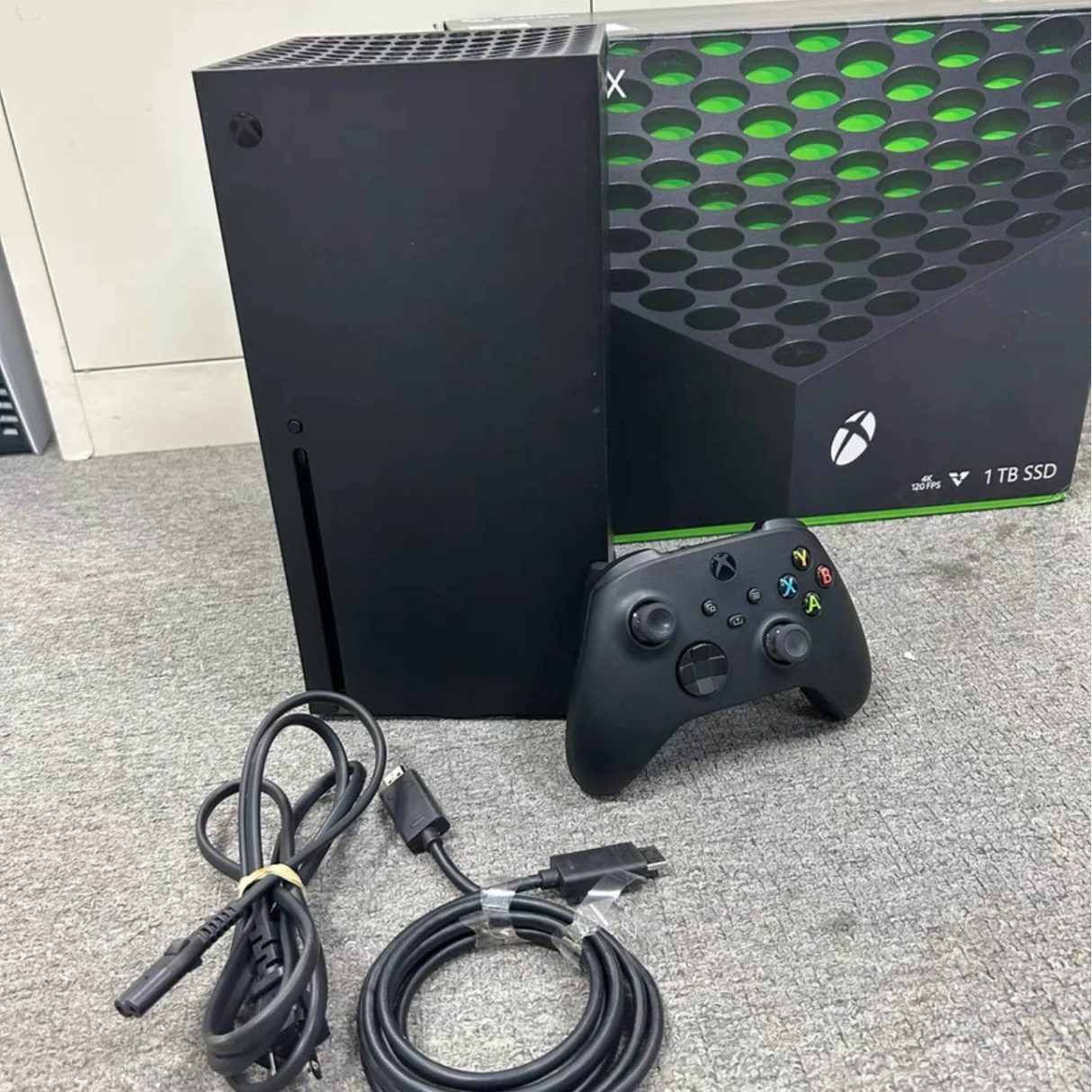 Игровая консоль (Xbox) Xbox Series X, 1 ТБ, восстановленная, с одним геймпадом