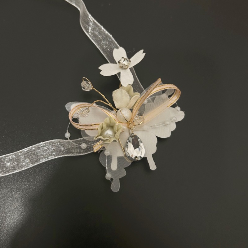 Small white wrist flower