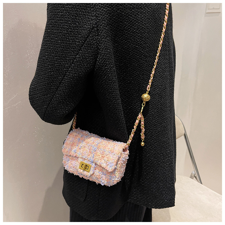 Women's Small All Seasons Polyester Cotton Color Block Streetwear Square Lock Clasp Shoulder Bag Square Bag Chain Bag display picture 4