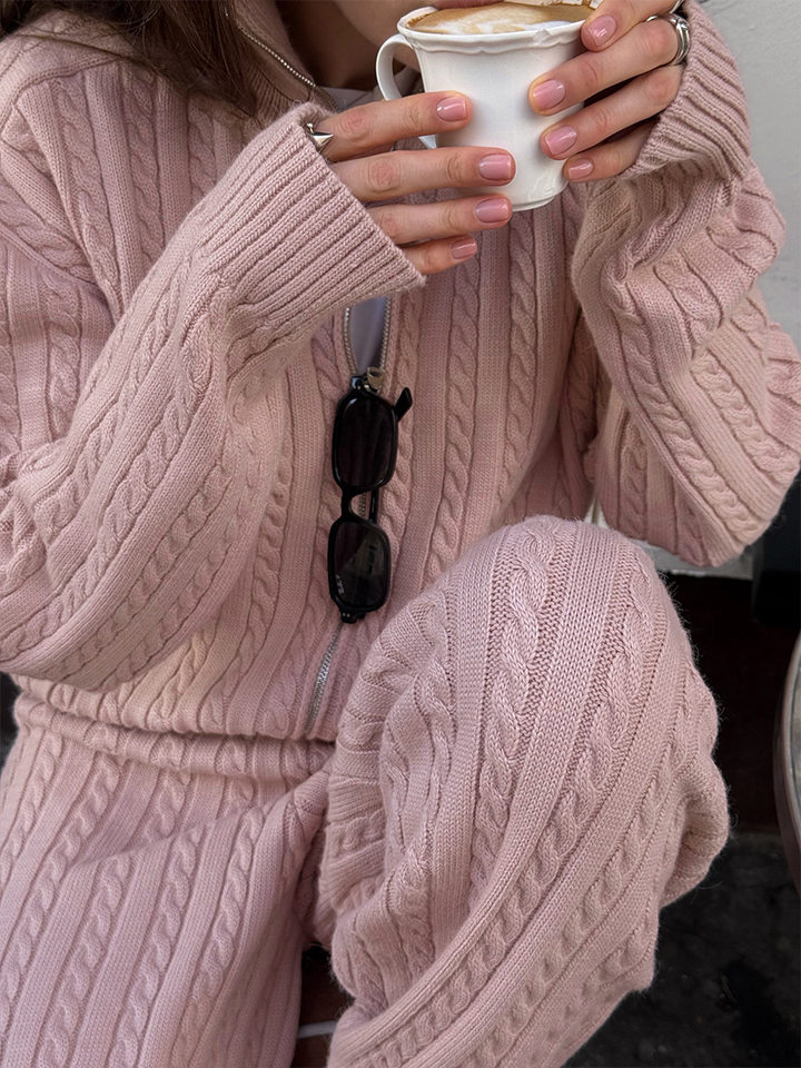 Bộ hai món nữ áo len cardigan cổ bẻ khóa kéo phối quần dài ống đứng, form rộng — Bộ hai mảnh áo len màu hồng, Bộ hai mảnh áo len màu sô cô la, Bộ hai mảnh áo len màu xanh ô liu, Bộ hai mảnh áo len màu xám chi tiết 44
