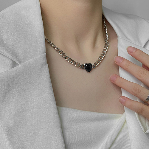 Black Heart Stainless Steel Necklace for Women, European and American Geometric Metal Clavicle Chain, Cool Style Choker Chain, Personality Punk Accessory