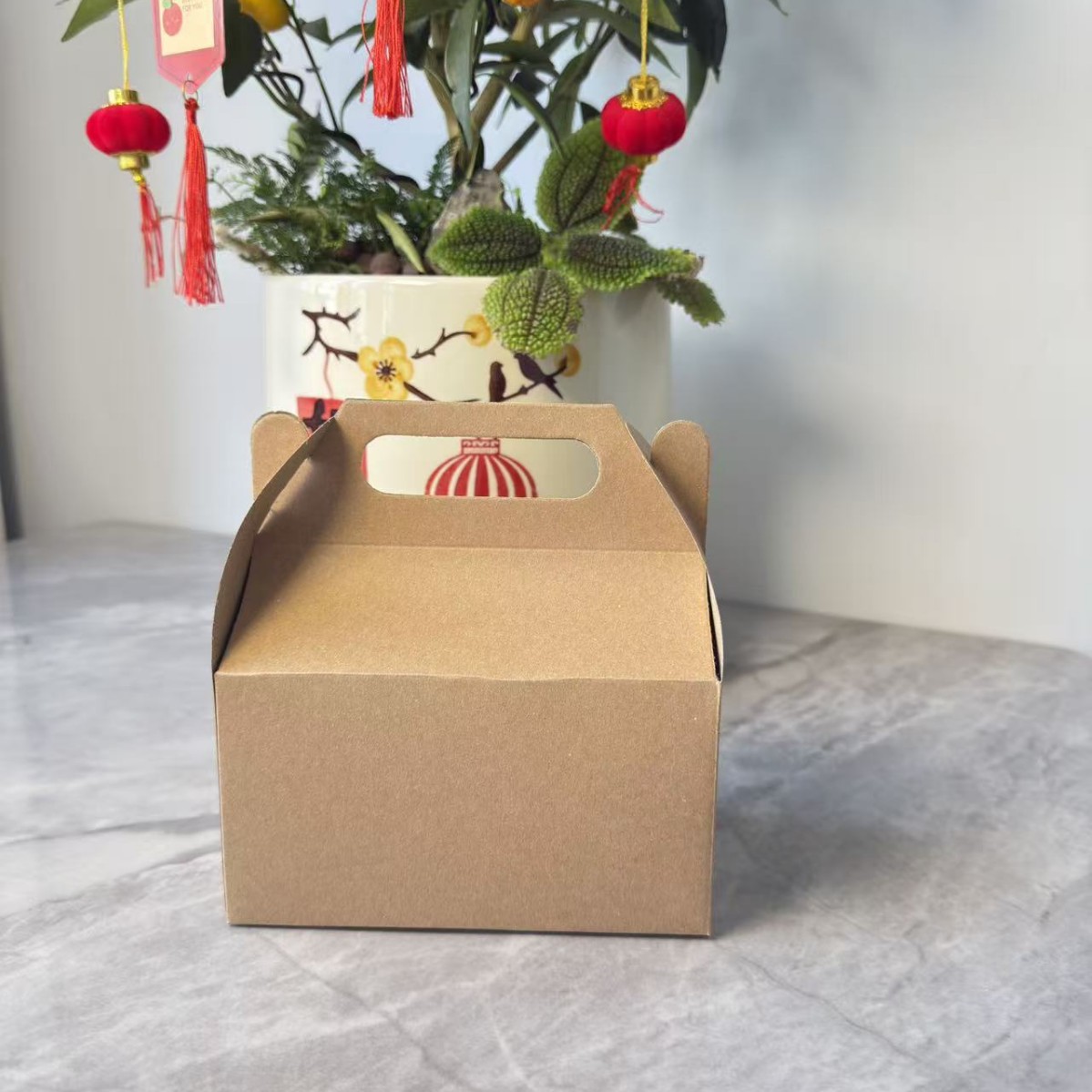 Caja de regalo de papel kraft en stock caja de embalaje creativa de Año Nuevo acompañante caja de regalo de vacaciones simple sobre rojo de boda
