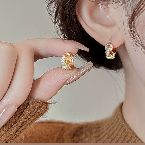 2026 New Model Light Luxury High-End Copper Micro-Inlaid Zirconia Wrap-Around Ear Cuffs with Unique Niche Design and Versatile Style Earrings