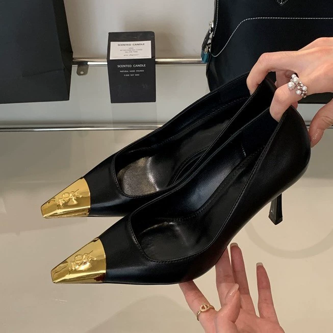 Женские туфли на очень высоком каблуке, весна-лето 2025 года, европейская и американская мода, заостренный носок, микрофибра, металлические декоративные элементы, дышащие.