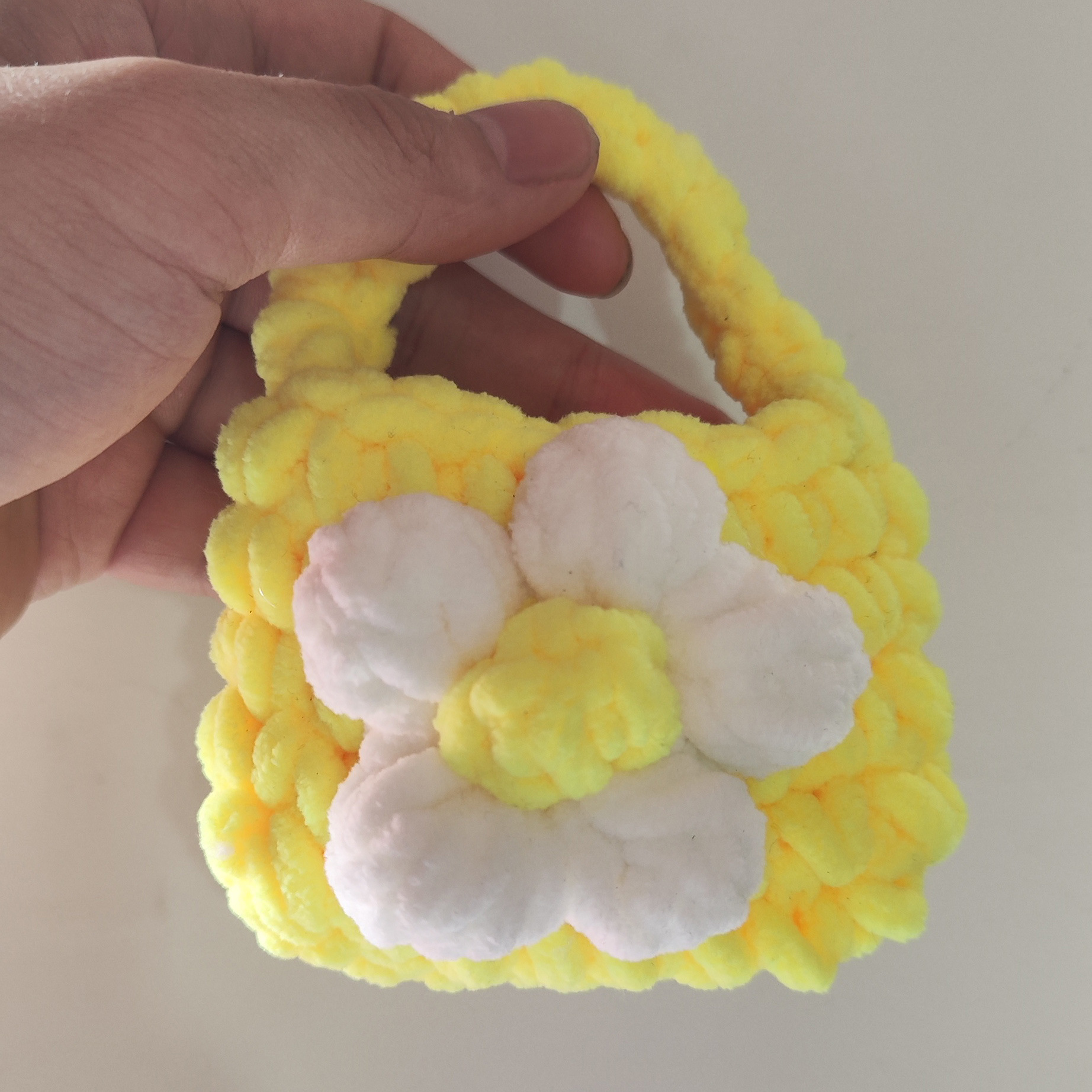 Paquete amarillo + flor blanca + botón