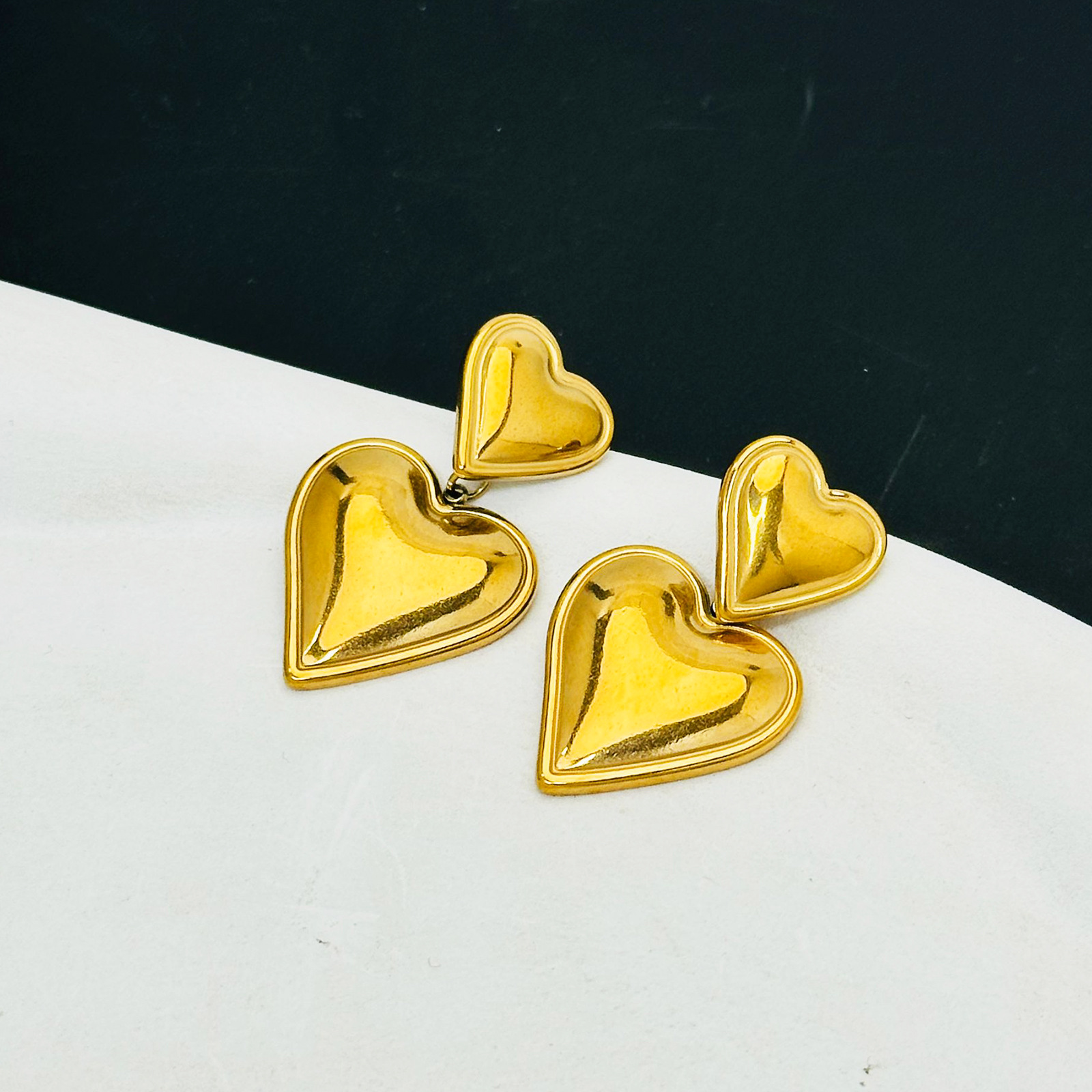 Amazon explosión ligera de lujo de alta calidad sensible a la superficie de la mano amor aretes combinación no se desvanece accesorios de lujo ligero nuevos productos