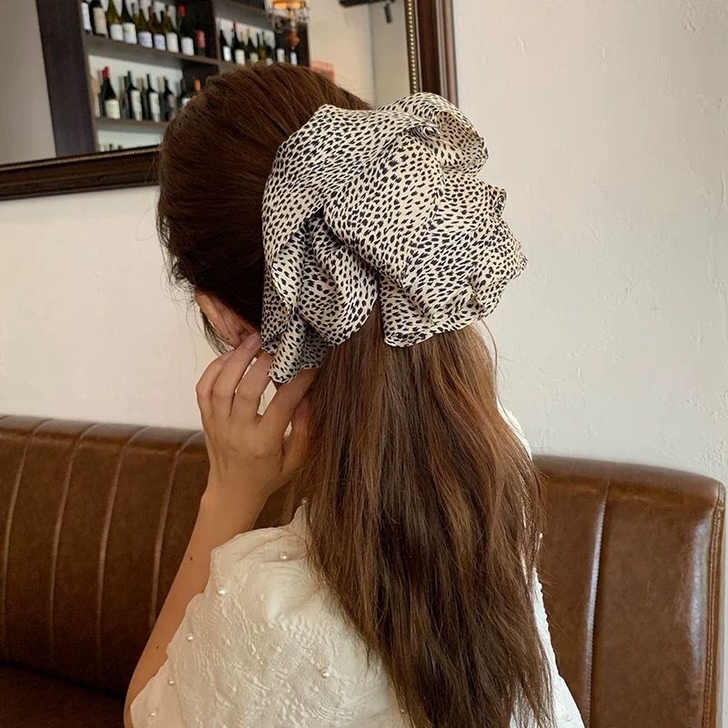 Elástico de cabelo em cetim com estampa de leopardo_voghion.com