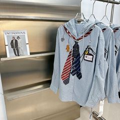 趣味领带印花2025年新款领带工牌印花格子连帽排扣衬衫女宽松百搭
