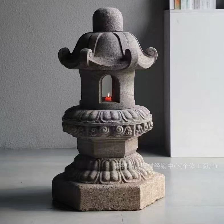 Старинные синие фонари дворца делают старые каменные фонари