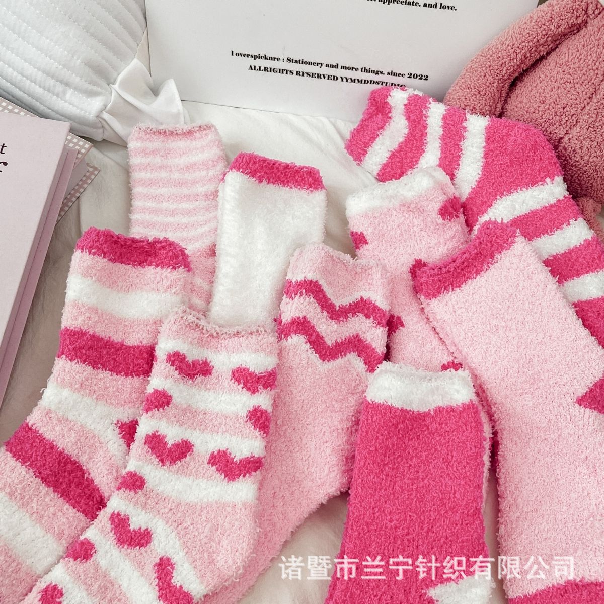 Calcetines de lana de coral sin pérdida de cabello Calcetines de piso de nicho rosa transfronterizo Calcetines de media lana de otoño e invierno para mujer Dormir en casa