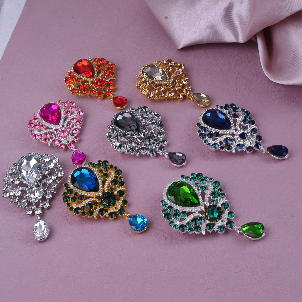 Broche retro com cristais para mulher design elegante_voghion.com