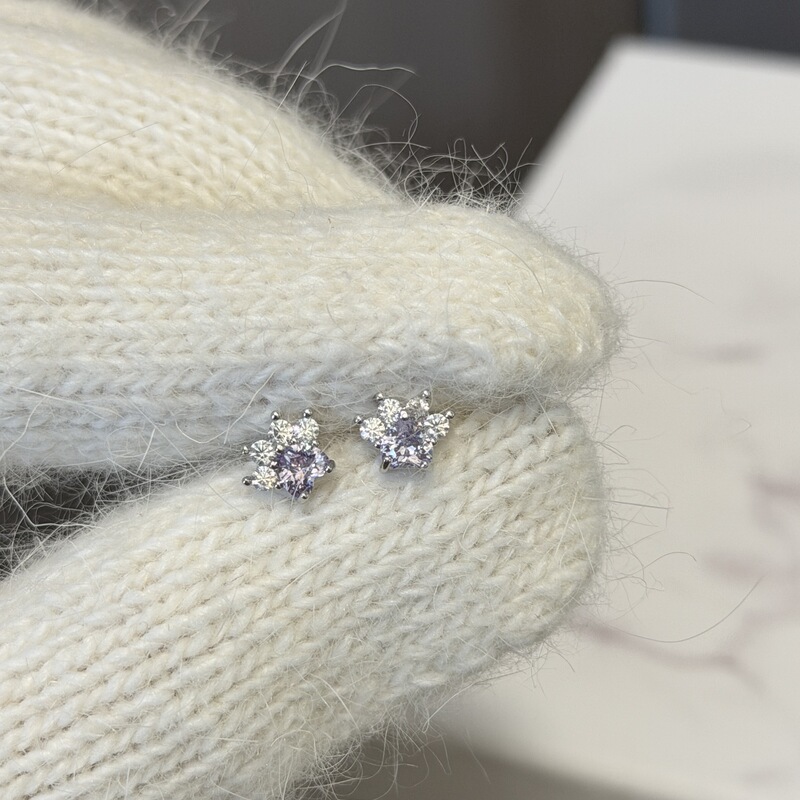 Sparkling Zircon Cat Paw Ear Studs, Fashionable and Exquisite, Niche Sweet-Cool Design, Stylish Ear Cartilage Studs Sparkling Zircon Cat Paw Ear Studs, Fashionable and Exquisite, Niche Sweet-Cool Design, Stylish Ear Cartilage Studs