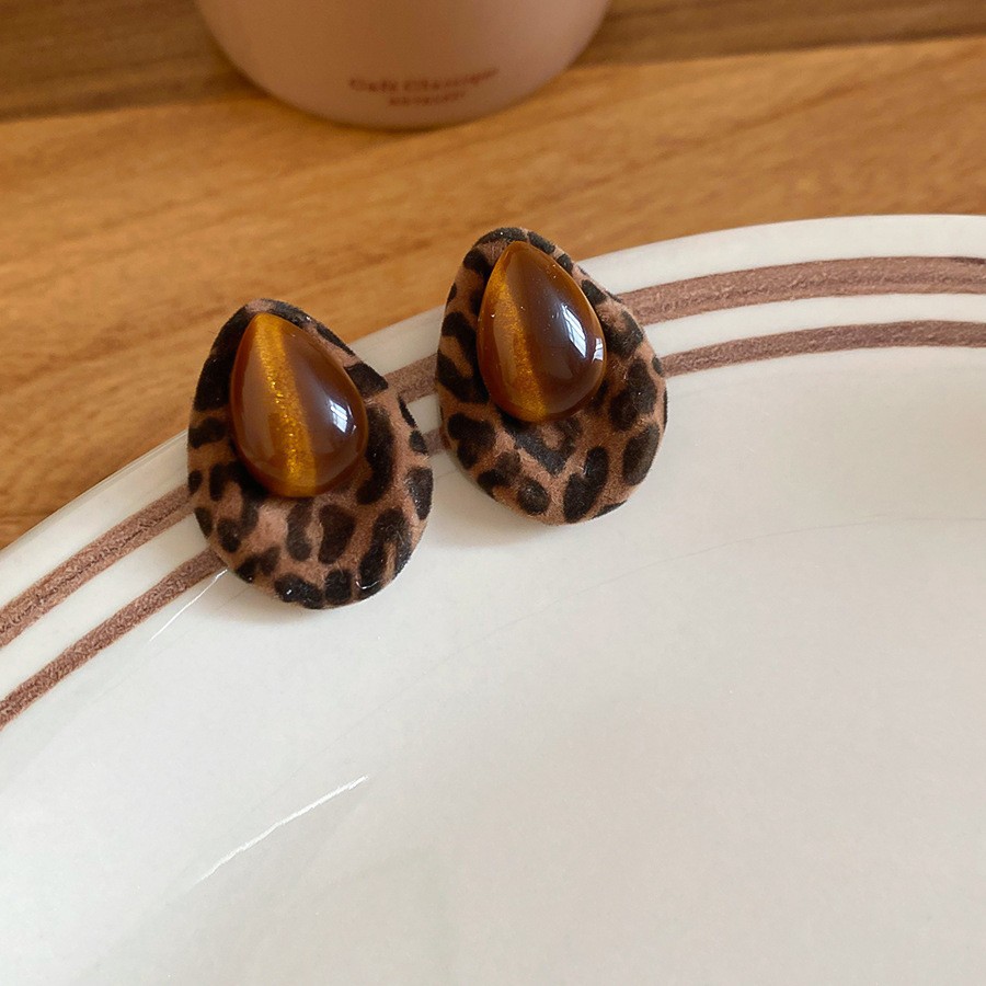 Pendientes de ojo de tigre artificial de color café Maillard con aguja de plata Pendientes simples y de moda de todo fósforo Pendientes ligeros de lujo de alta gama
