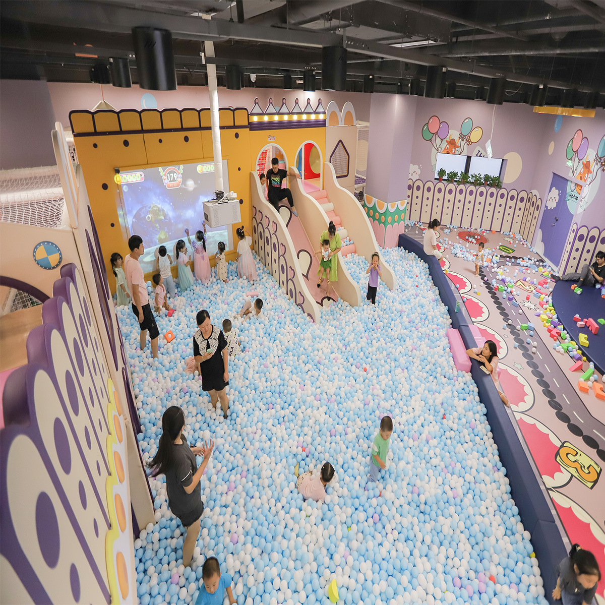 Parque infantil interior diapositiva gran parque de atracciones diseño Castillo travieso fabricante de equipos de entretenimiento para niños