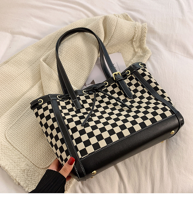 2021 New Autumn And Winter Fashion Checkerboard Large Capacity Tote Drawstring Shoulder Handbag display picture 2