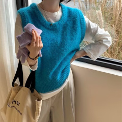 ニット馬甲女2023春のアニメはセーターのベストを重ねてネットの赤い袖のない肩の上着の女性を着ている