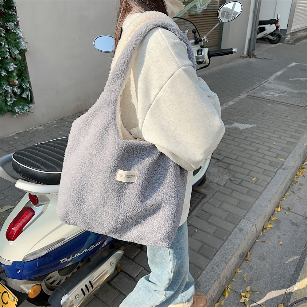 310233 Autumn/Winter Korean version dual-sided plush simple single-shoulder student large-capacity commuting vest bag Item Picture