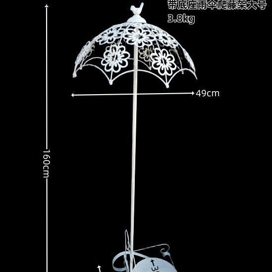 받침대가있는 큰 흰색 우산 등반 프레임