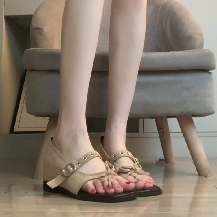 Frase Retro cinturón botón sandalias de dedos desnudos mujeres verano 06 altura interior botón arco zapatillas frías