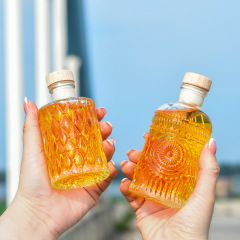 Insひし形の花柄の小さい瓶のきれいな小さい瓶の冷たいコーヒーは小さい酒壇の飲み物の密封瓶を分けます。