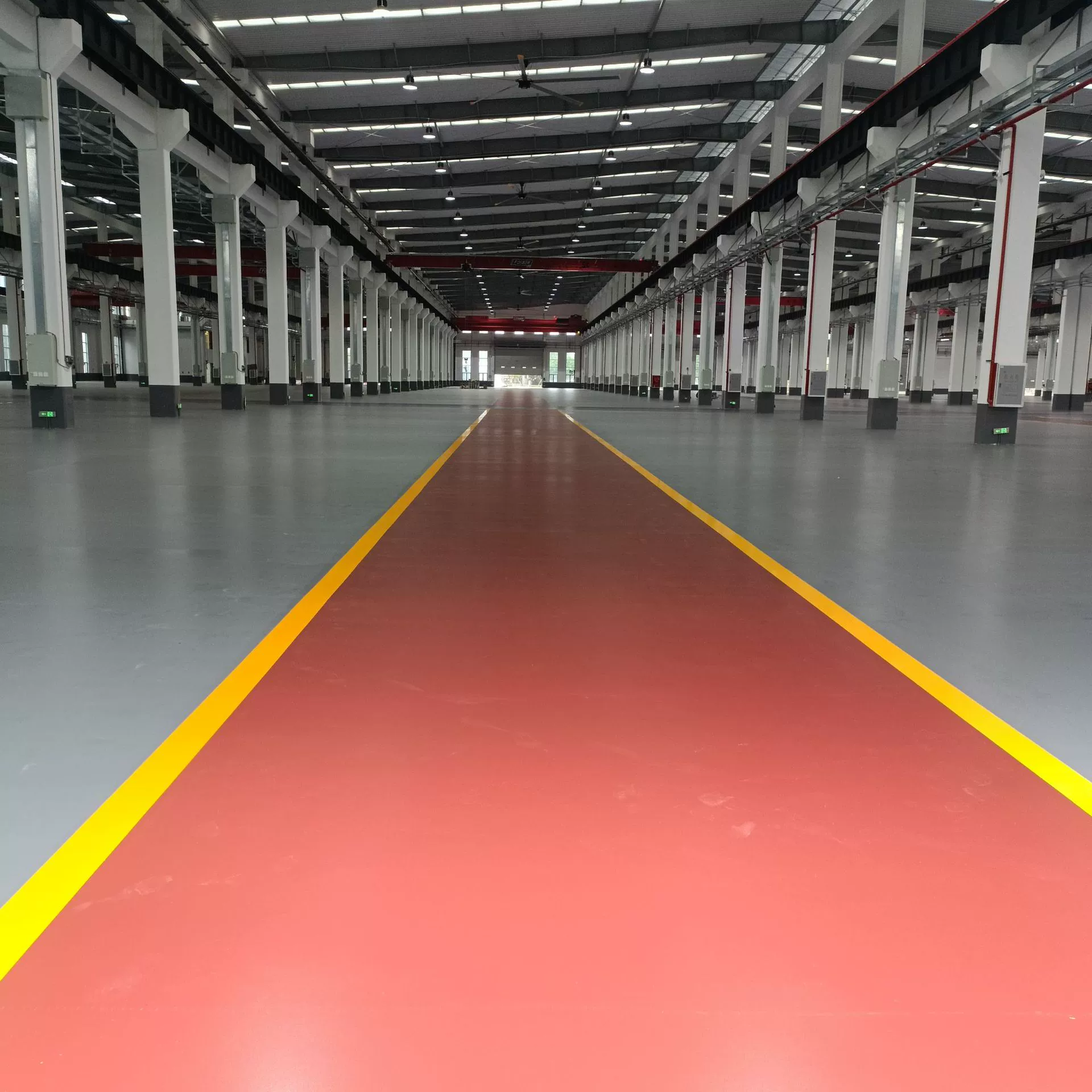 Готовая гофрированная бумага от производителя, цех, завод, офис, полиуретановый материал, супер износостойкий производитель полов, строительство и установка