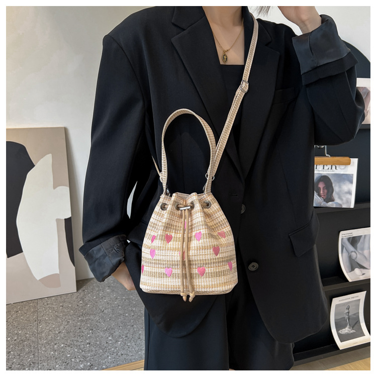 Women's Medium Pu Leather Stripe Heart Shape Vintage Style Classic Style Bucket String Bucket Bag display picture 10