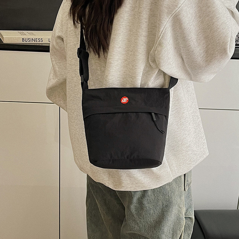 2025新款休闲斜挎托特包绿色尼龙单肩包轻便简约小众跨境米纯橙色