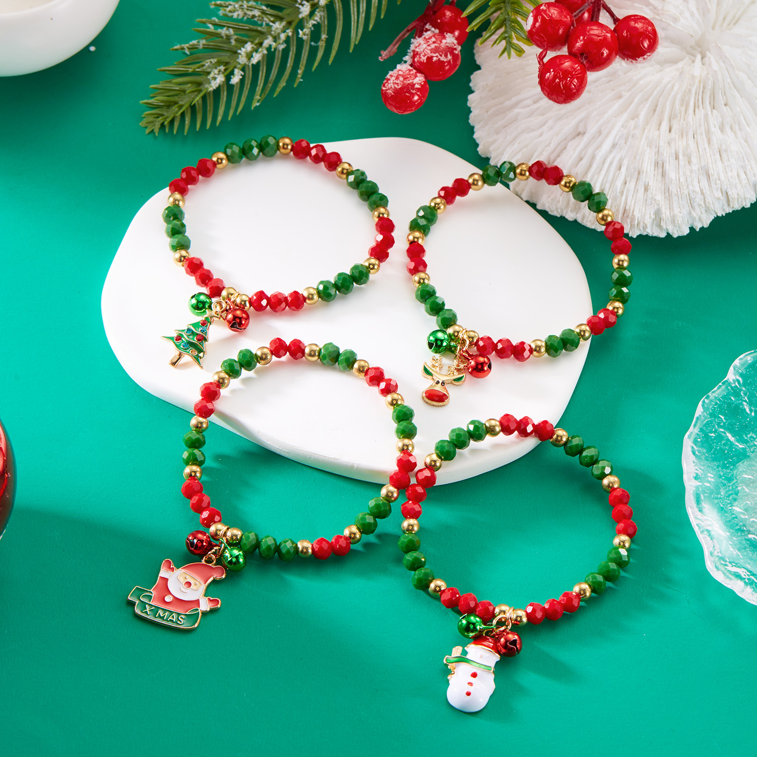Bracciale di natale con ciondolo babbo natale e campanella_voghion.com