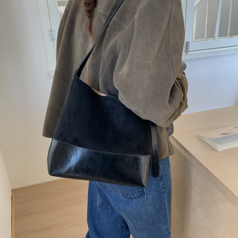 Bolsa de cubo de peluche retro de gamuza para mujeres 2025 nuevo hombro bolso de brazo mochila de gran capacidad bolsa de viaje