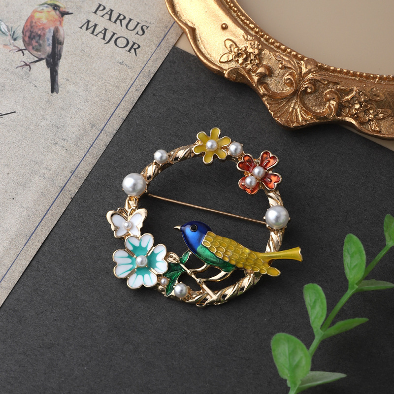New fashion retro Baroque brooch female enamel plant animal pin accessories in stock wholesale one-piece delivery