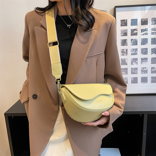 Fashionable textured small bag for women  autumn and winter new popular retro versatile crossbody bag single shoulder armpit saddle bag