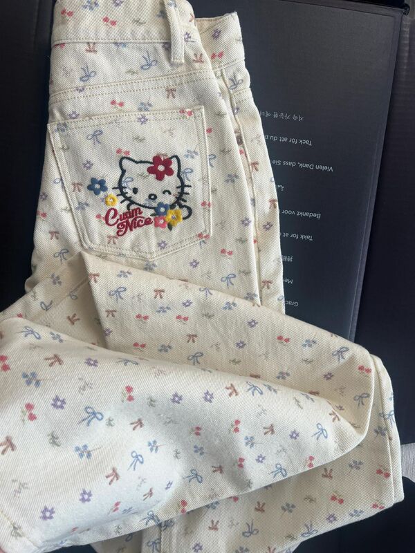 White KT Cat Embroidered Casual Jeans Women's 2025 Spring New Retro Sweet Slim Floral Straight Trousers White KT Cat Embroidered Casual Jeans Women's 2025 Spring New Retro Sweet Slim Floral Straight Trousers