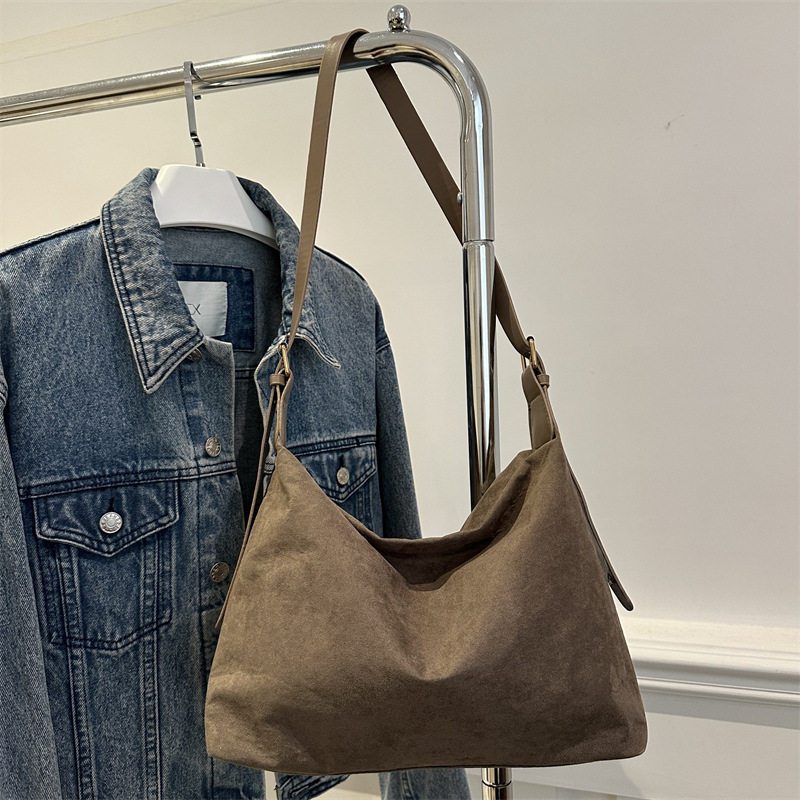 Bolsa de alta calidad para mujeres de gran capacidad 2024 nuevo otoño invierno retro nicho hombro único brazo bolso de viaje