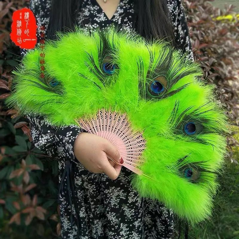 孔雀の羽の扇子の生放送のショーのチャイナドレスのショーのダンスの扇子の古風な扇子のネットの赤い色の厚い毛羽の扇子|undefined