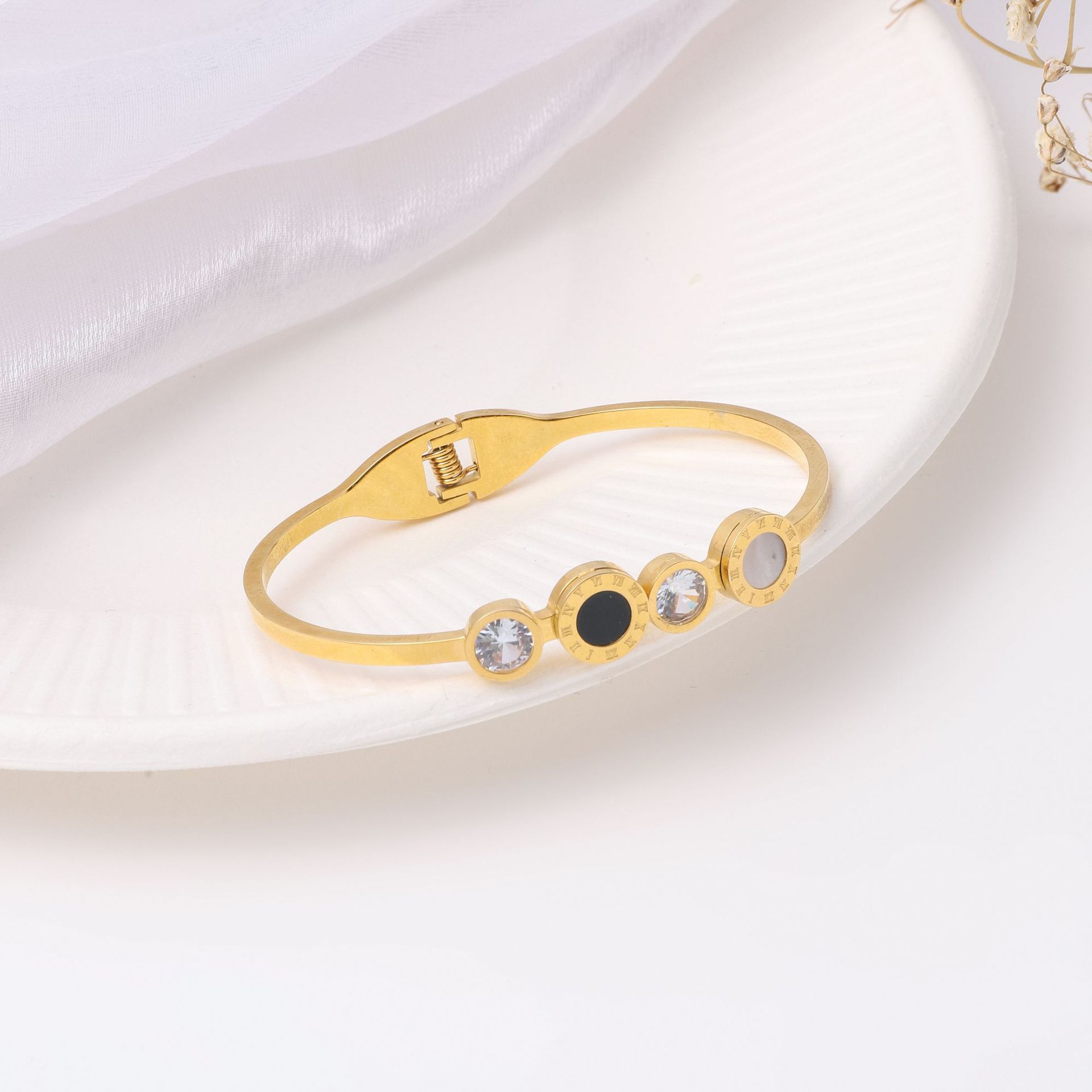 Pulsera de titanio y acero para mujer, diseño moderno y sencillo, pulsera de lujo que no se desvanece, venta al por mayor en stock.